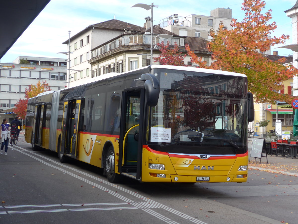 (186'049) - CarPostal Ouest - JU 36'104 - MAN am 21. Oktober 2017 beim Bahnhof Delmont