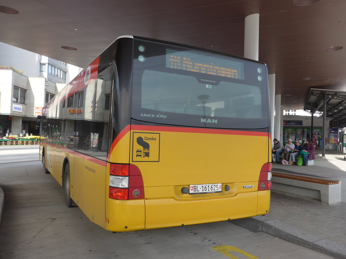 (186'060) - PostAuto Nordschweiz - BL 161'625 - MAN am 21. Oktober 2017 beim Bahnhof Laufen