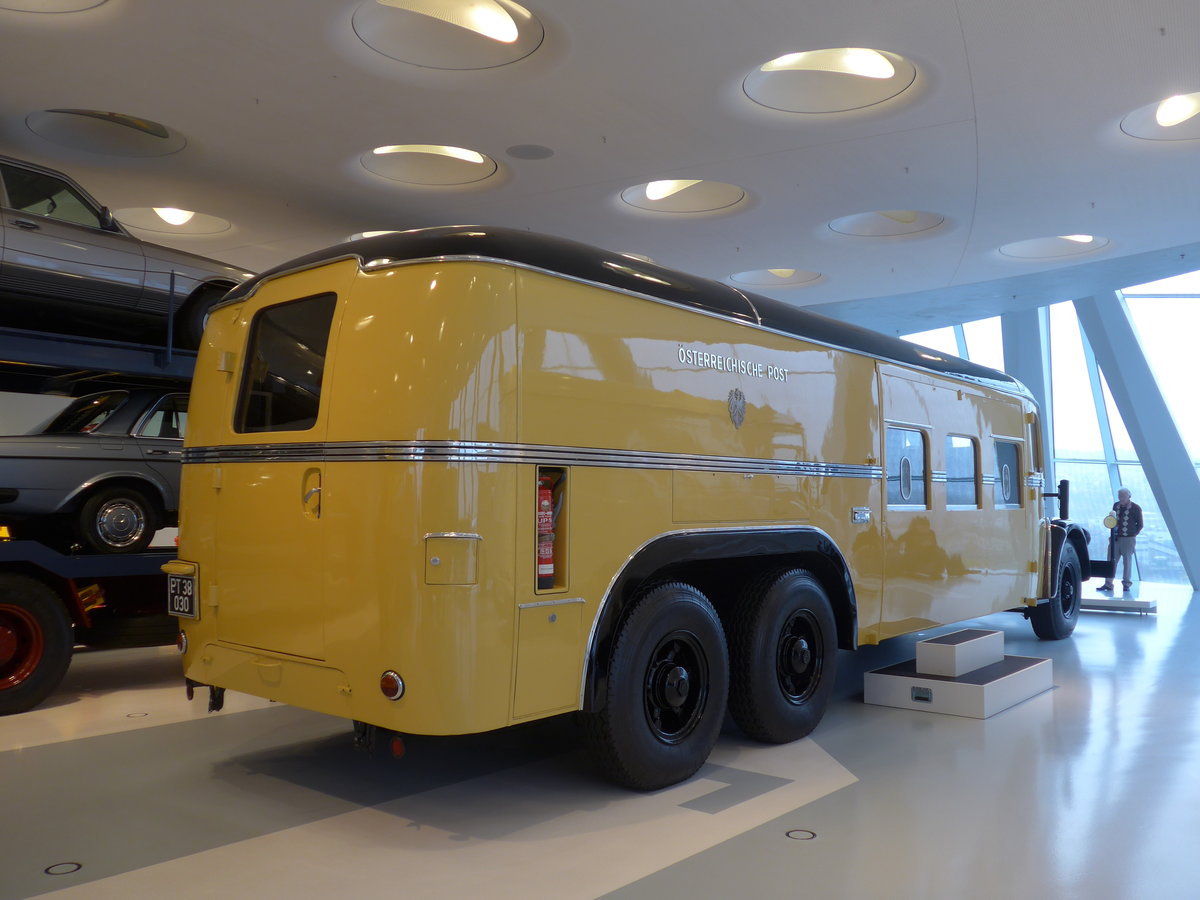 (186'396) - Aus Oesterreich: PostBus - PT 38'030 - Mercedes Postamt am 12. November 2017 in Stuttgart, Mercedes-Benz Museum