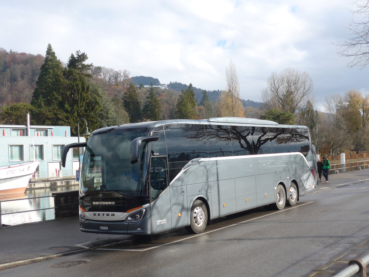 (186'566) - Bihtours, Schlieren - ZH 163'497 - Setra am 19. November 2017 bei der Schifflndte Thun