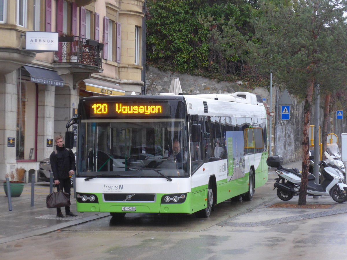 (186'581) - transN, La Chaux-de-Fonds - Nr. 220/NE 99'220 - Volvo (ex TN Neuchtel Nr. 220) am 25. November 2017 beim Bahnhof Neuchtel