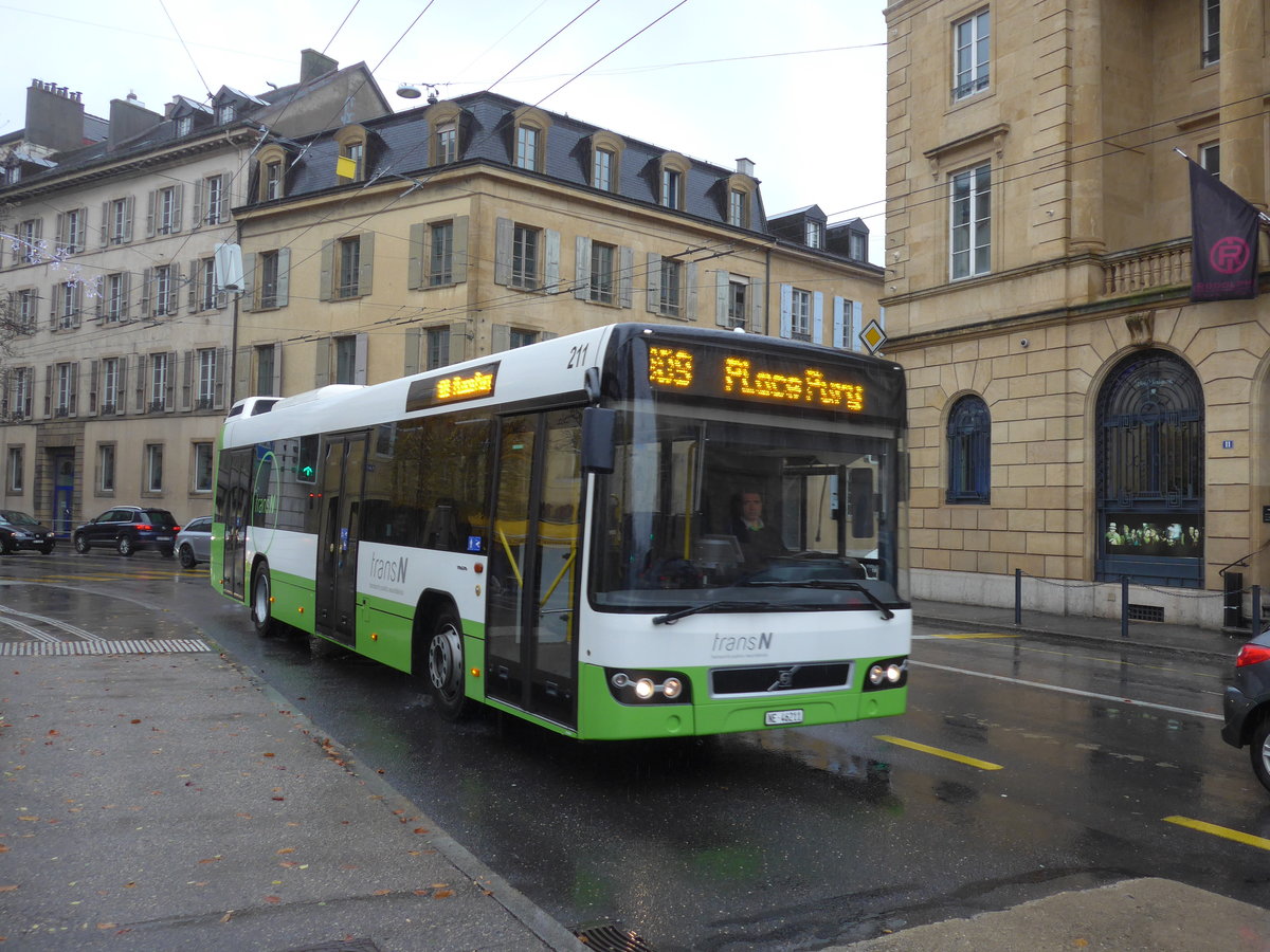 (186'606) - transN, La Chaux-de-Fonds - Nr. 211/NE 46'211 - Volvo (ex TN Neuchtel Nr. 211) am 25. November 2017 in Neuchtel, Place Pury