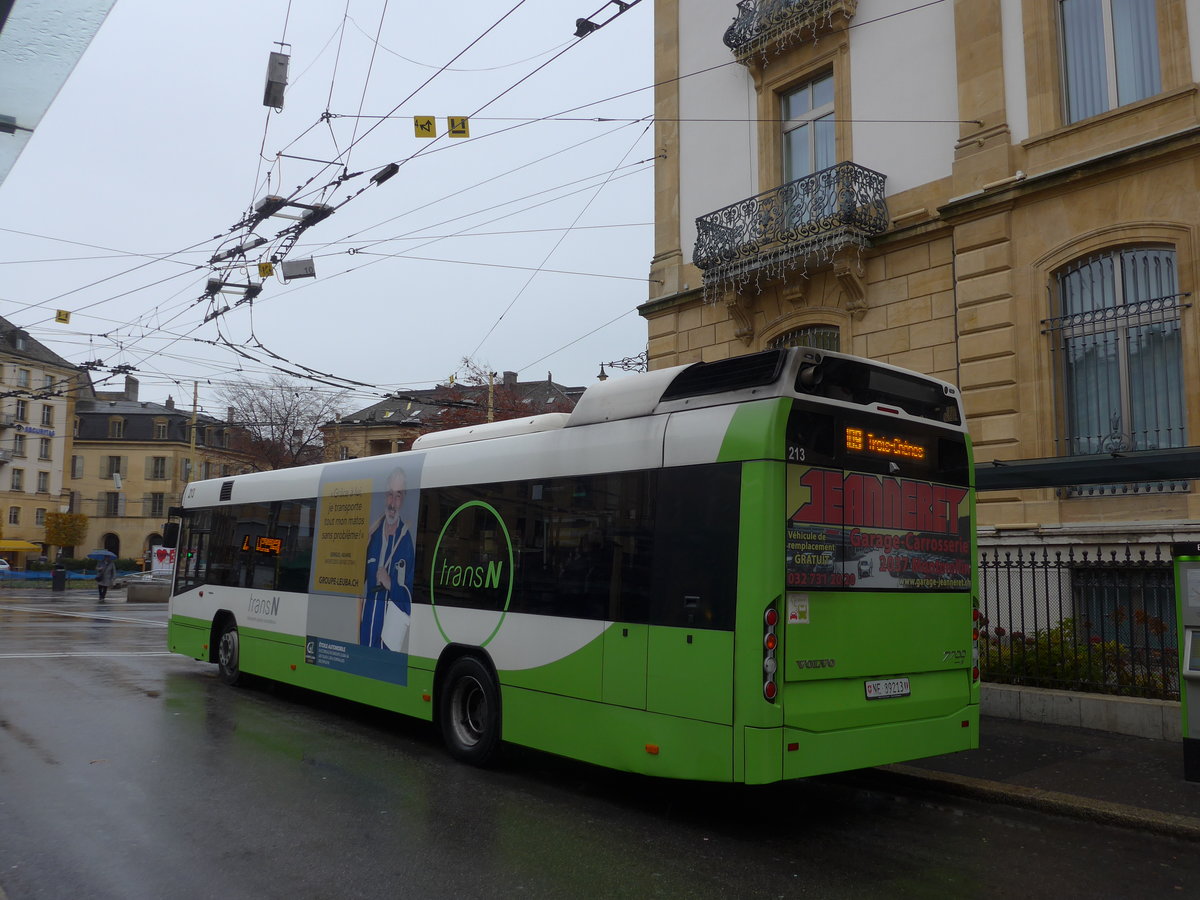 (186'627) - transN, La Chaux-de-Fonds - Nr. 213/NE 89'213 - Volvo (ex TN Neuchtel Nr. 213) am 25. November 2017 in Neuchtel, Place Pury