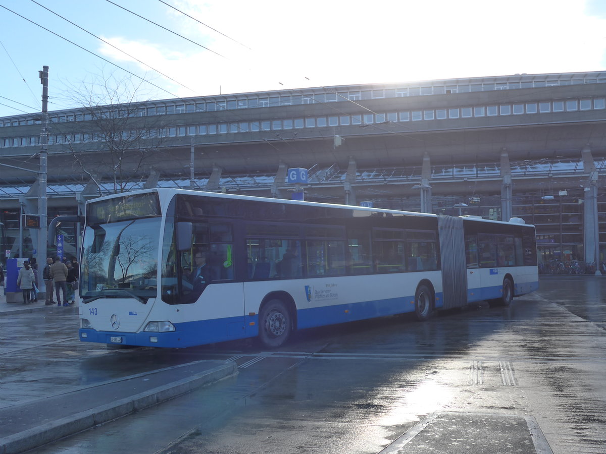 (186'831) - VBL Luzern - Nr. 143/LU 199'443 - Mercedes am 9. Dezember 2017 beim Bahnhof Luzern