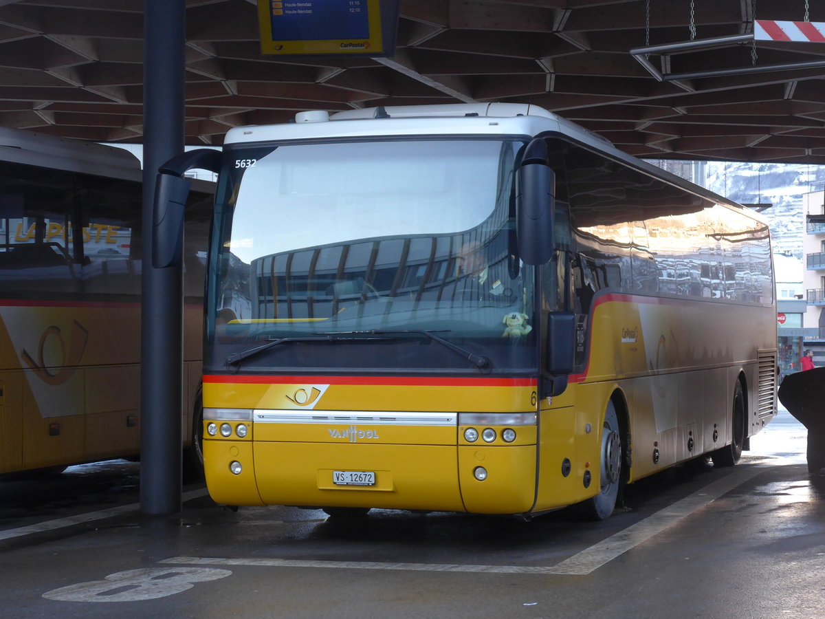 (186'967) - Lathion, Sion - Nr. 6/VS 12'672 - Van Hool am 17. Dezember 2017 beim Bahnhof Sion