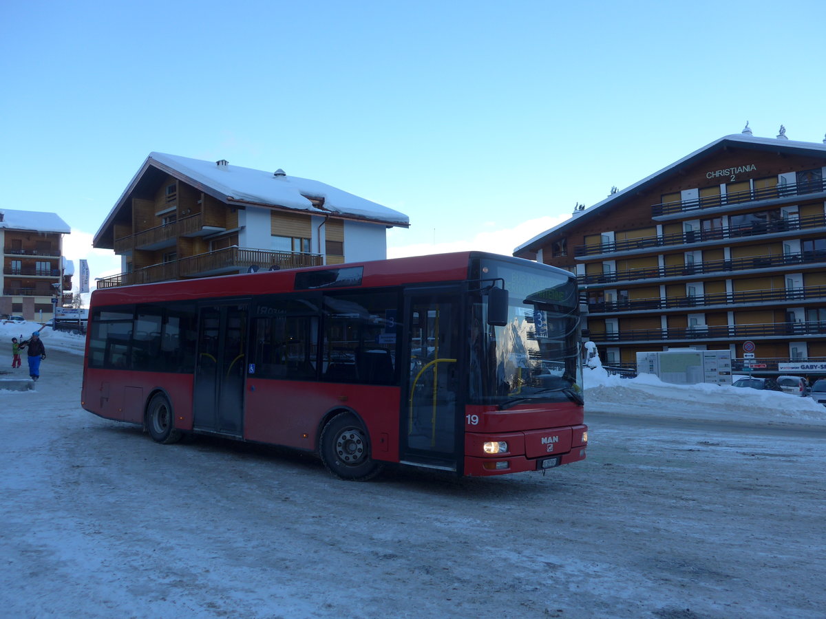 (186'977) - Lathion, Sion - Nr. 19/VS 197'617 - MAN/Gppel (ex AFA Adelboden Nr. 55) am 17. Dezember 2017 in Haute-Nendaz, Tlcabine