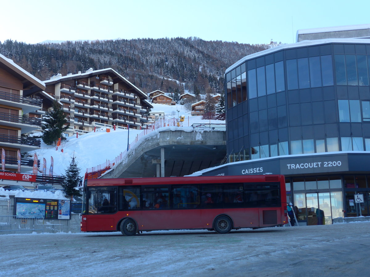 (186'991) - Lathion, Sion - Nr. 19/VS 197'617 - MAN/Gppel (ex AFA Adelboden Nr. 55) am 17. Dezember 2017 in Haute-Nedaz, Tlcabine