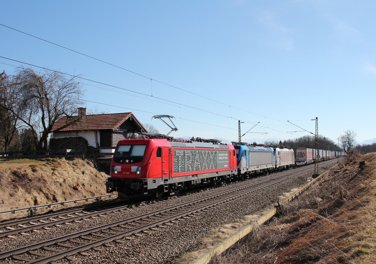 187 009 war am 7. Mrz 2015 bei Hilperting in Richtung Mnchen unterwegs.