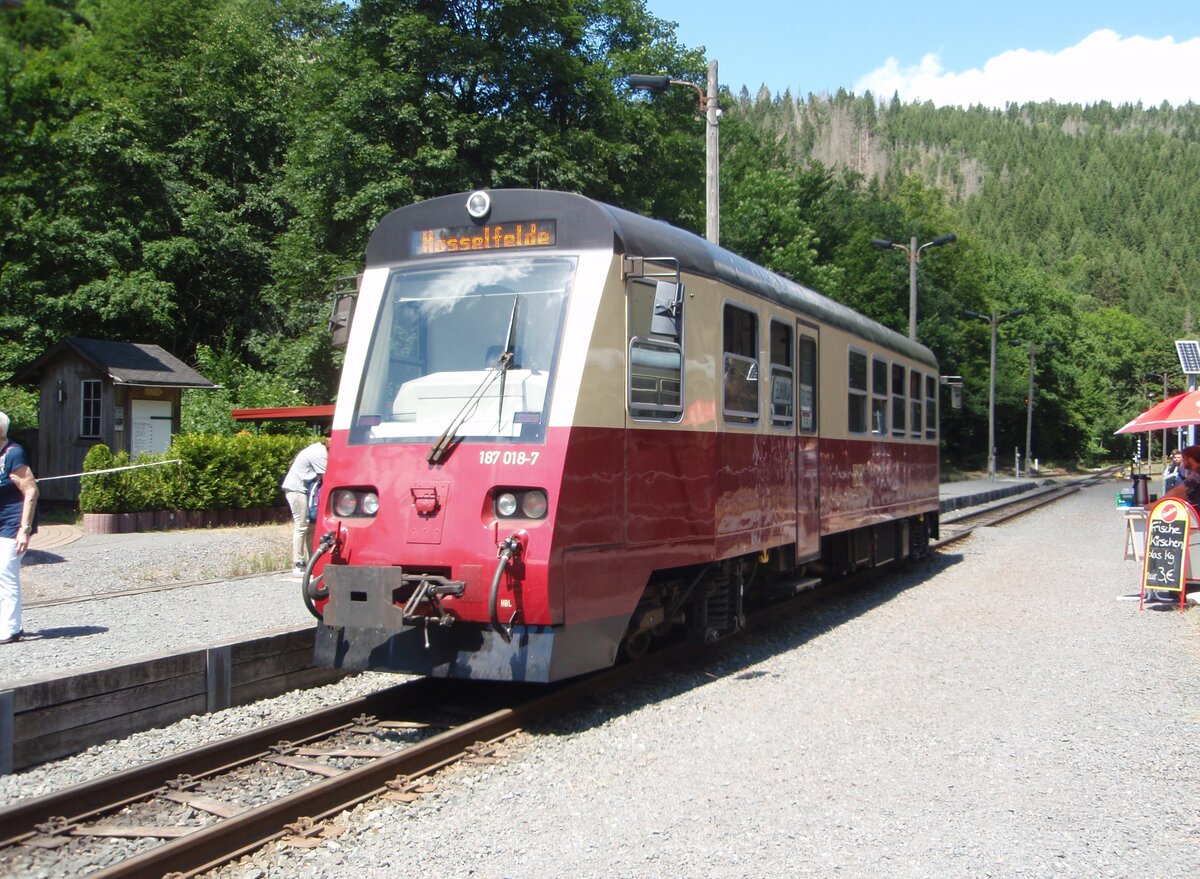 187 018 der Harzer Schmalspurbahnen als HSB Nordhausen Nord - Hasselfelde in Eisfelder Talmühle. 02.07.2022