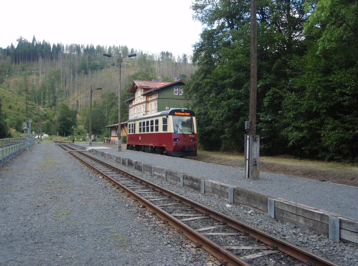 187 018 der Harzer Schmalspurbahnen als HSB nach Nordhausen Nord in Eisfelder Talmhle. 10.08.2024