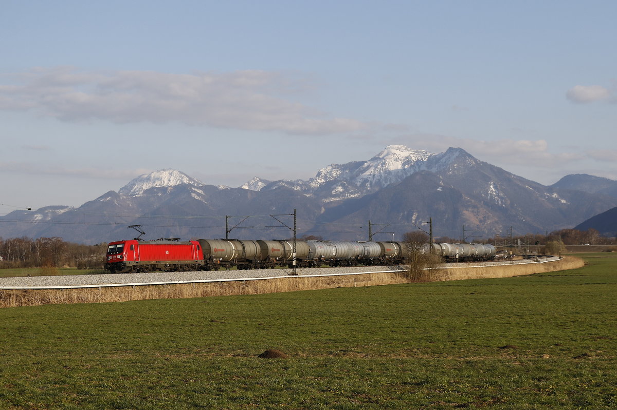 187 xxx mit einem Kesselwagenzug am 20. Mrz 2019 bei Bernau am Chiemsee.