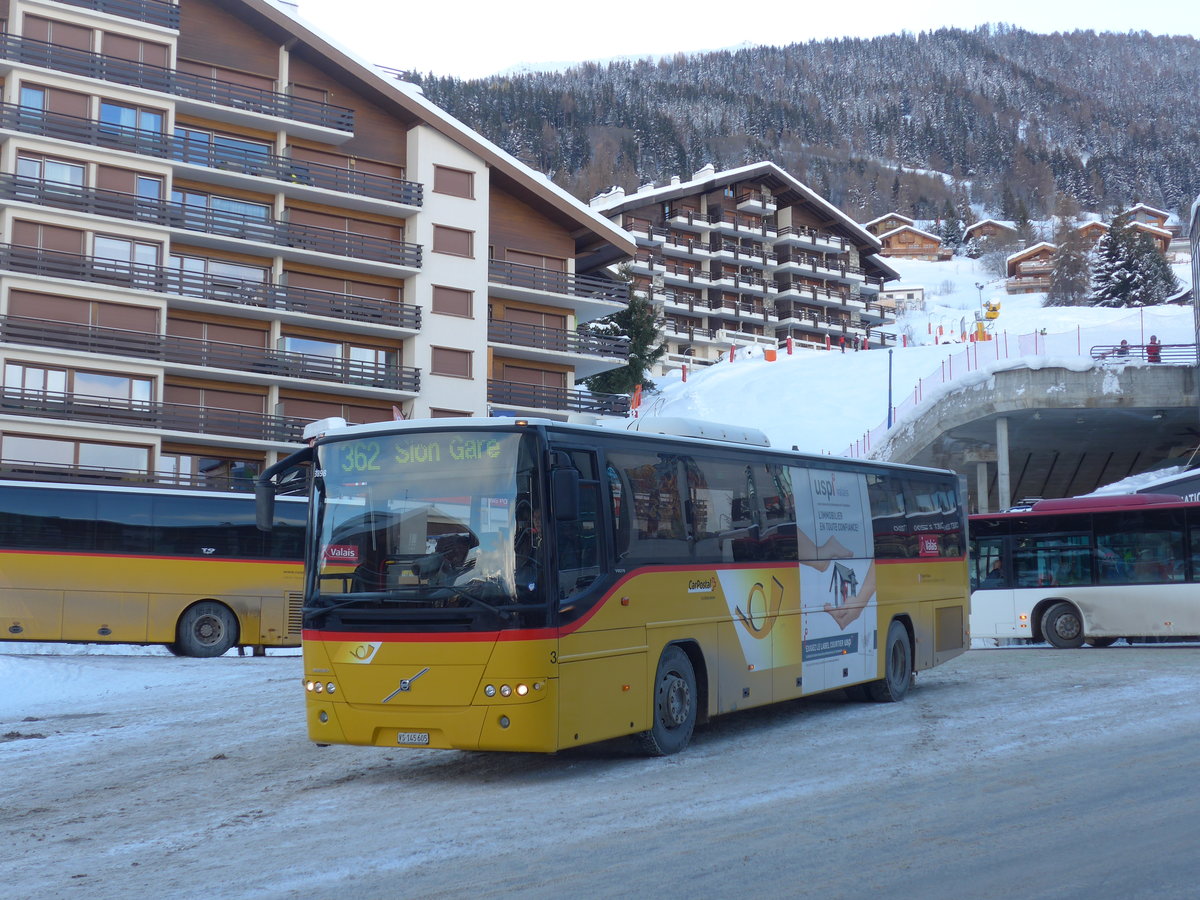 (187'002) - Lathion, Sion - Nr. 3/VS 145'605 - Volvo am 17. Dezember 2017 in Haute-Nendaz, Tlcabine