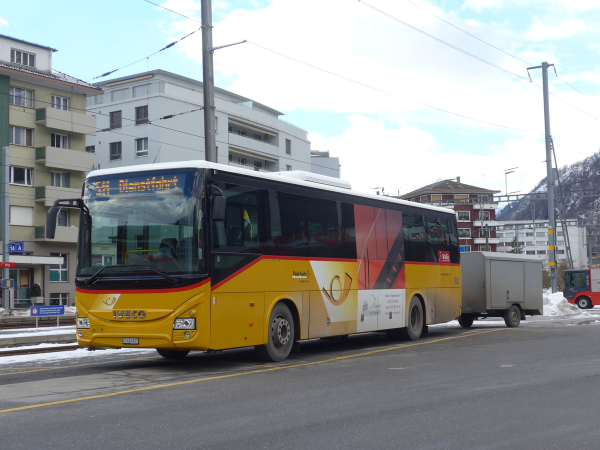 (187'010) - PostAuto Wallis - VS 424'837 - Iveco am 17. Dezember 2017 beim Bahnhof Brig