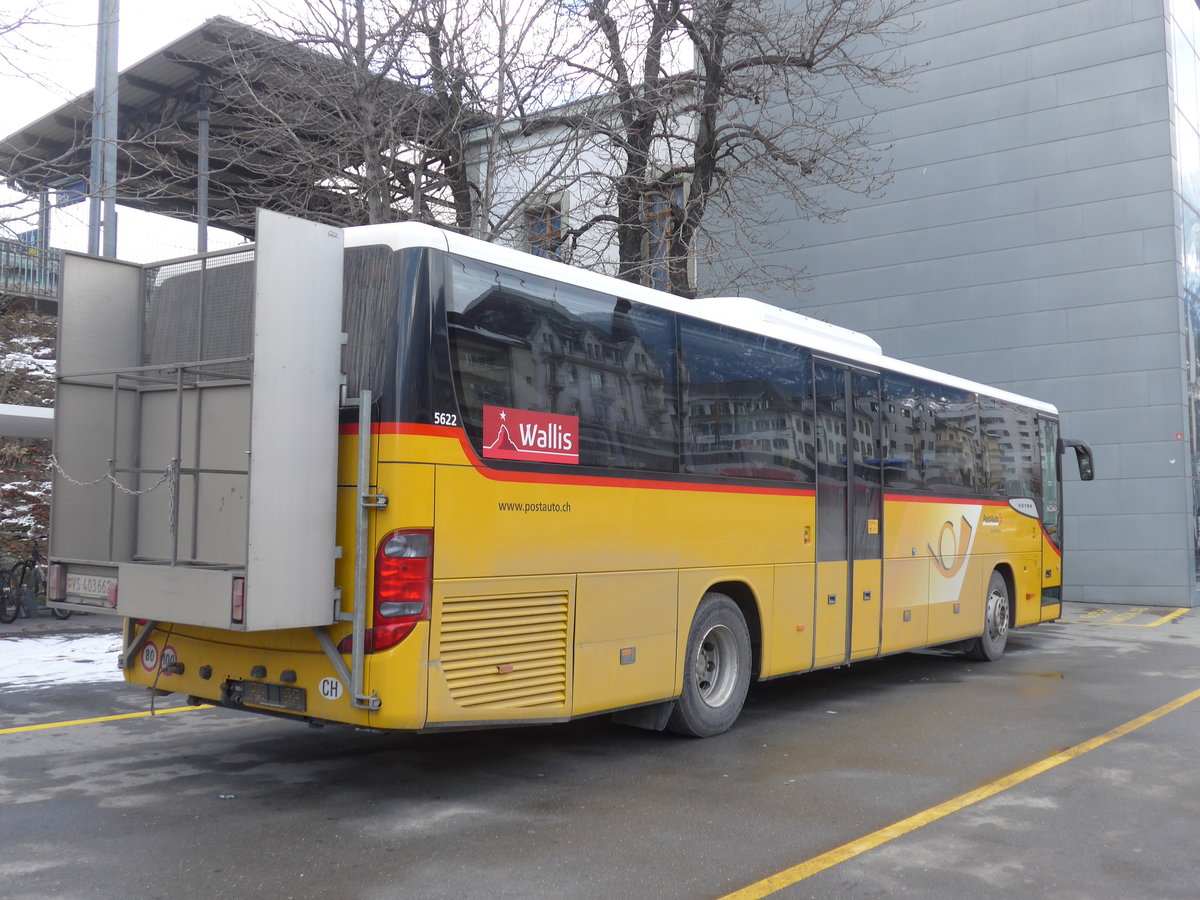 (187'011) - PostAuto Wallis - VS 403'662 - Setra am 17. Dezember 2017 beim Bahnhof Brig