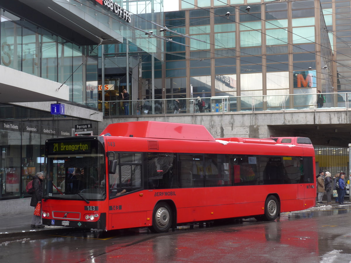 (187'067) - Bernmobil, Bern - Nr. 143/BE 661'143 - Volvo am 18. Dezember 2017 beim Bahnhof Bern