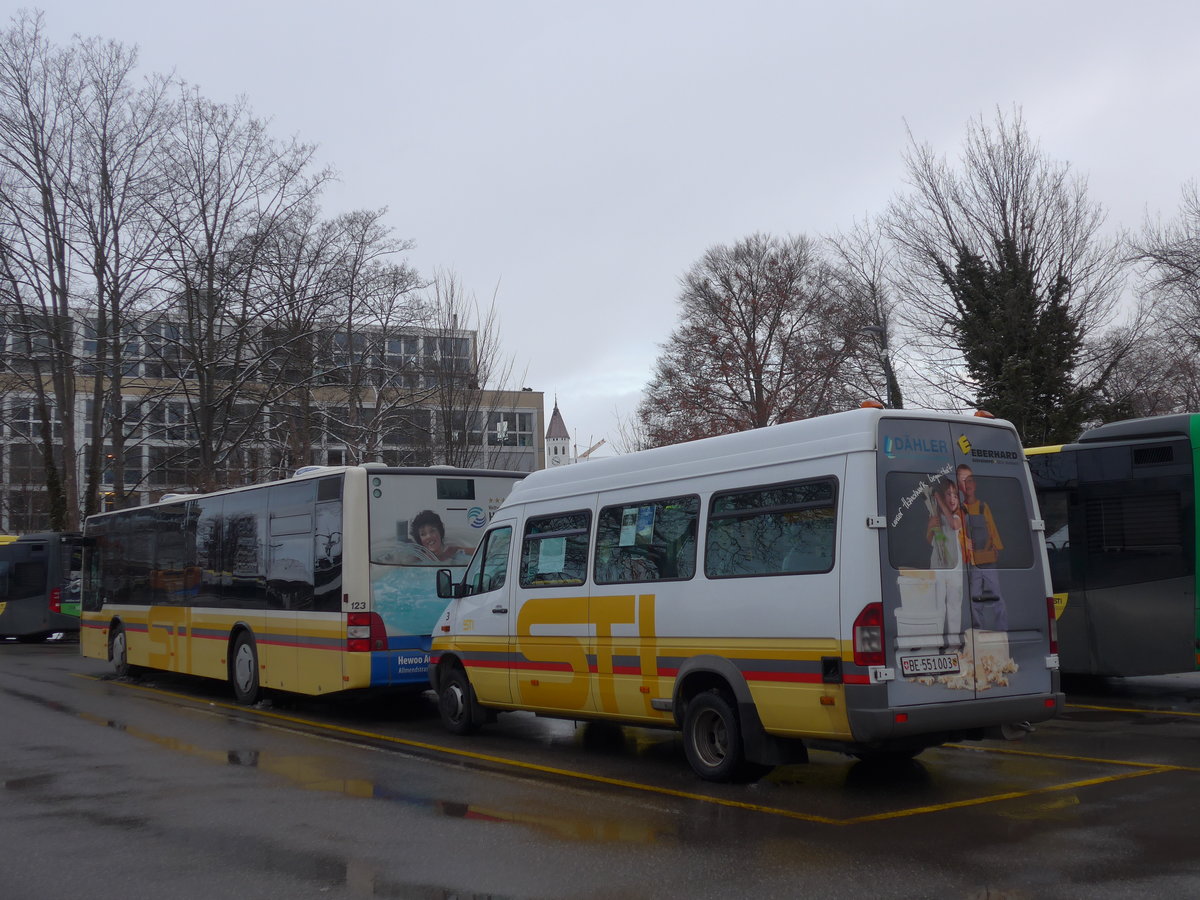 (187'099) - STI Thun - Nr. 3/BE 551'003 - Mercedes am 18. Dezember 2017 bei der Schifflndte Thun