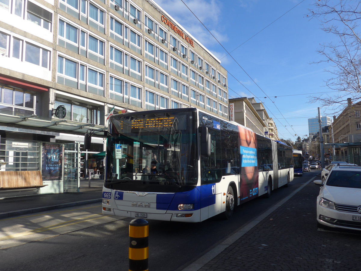 (187'193) - TL Lausanne - Nr. 665/VD 1529 - MAN am 23. Dezember 2017 beim Bahnhof Lausanne