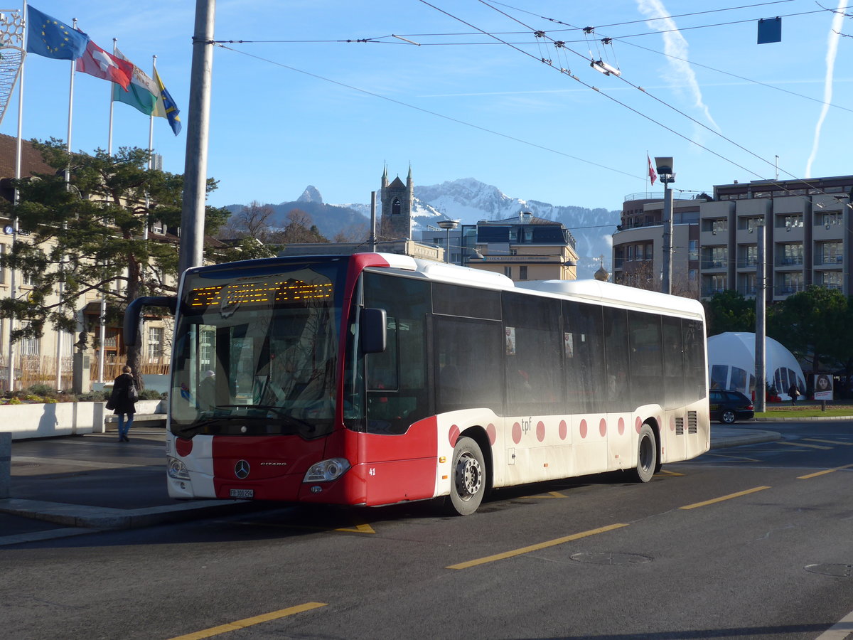 (187'195) - TPF Fribourg - Nr. 41/FR 300'294 - Mercedes am 23. Dezember 2017 beim Bahnhof Vevey