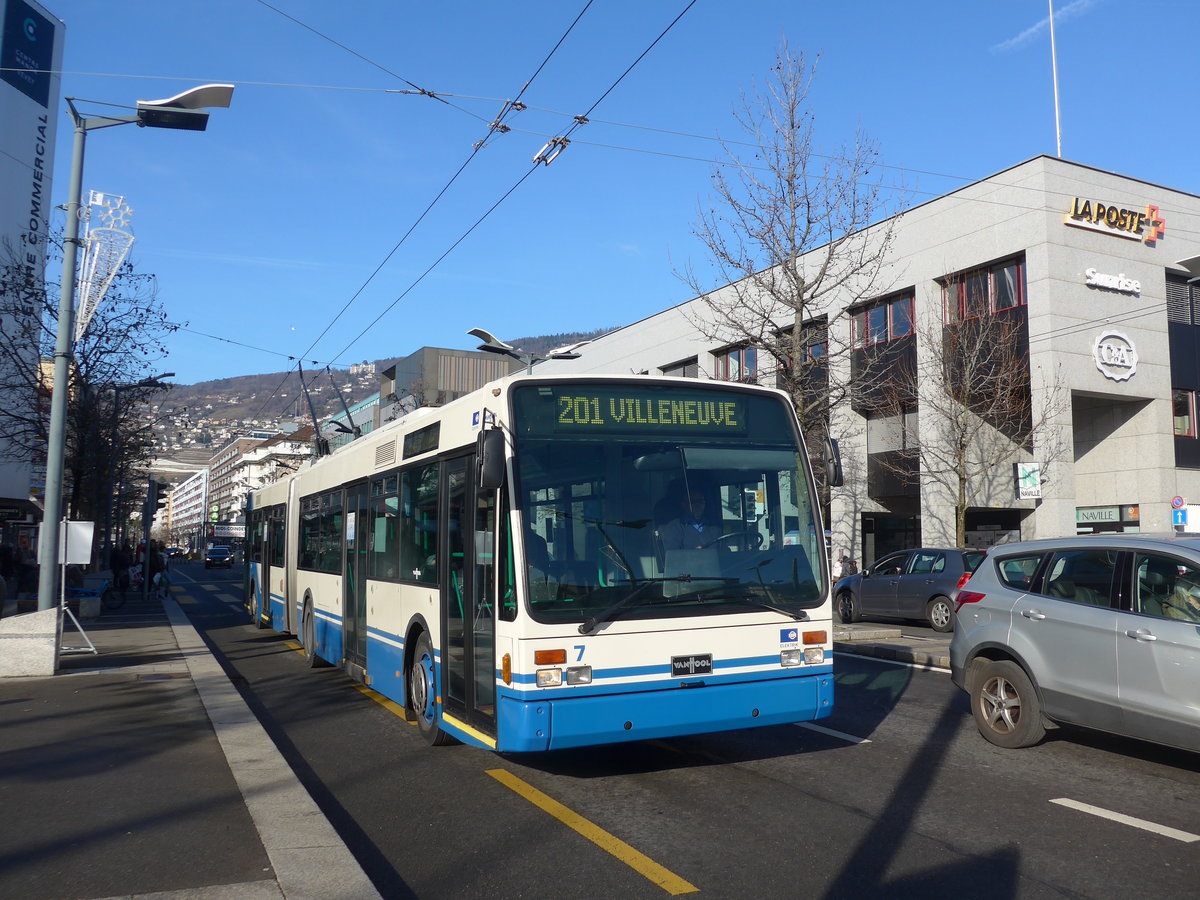 (187'204) - VMCV Clarens - Nr. 7 - Van Hool Gelenktrolleybus am 23. Dezember 2017 beim Bahnhof Vevey