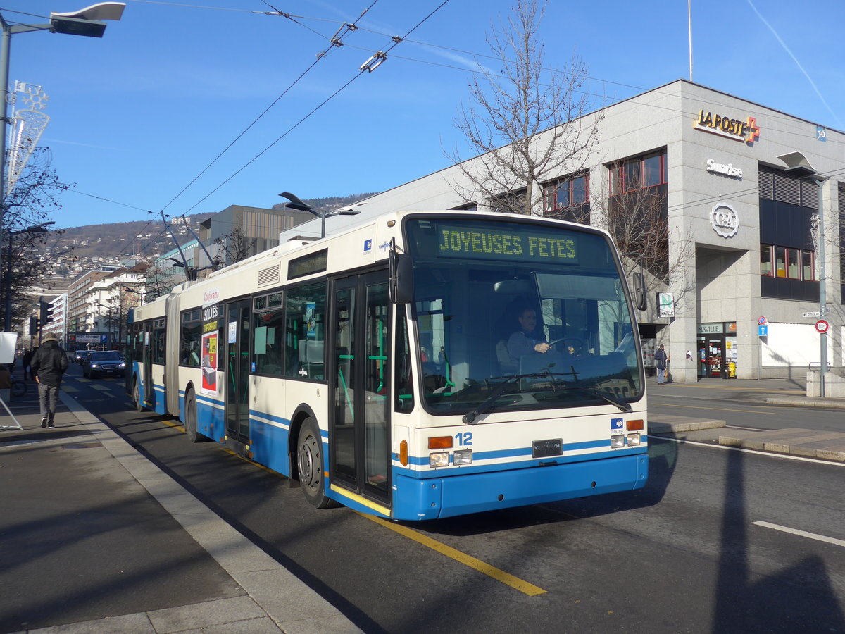 (187'211) - VMCV Clarens - Nr. 12 _ Van Hool Gelenktrolleybus am 23. Dezember 2017 beim Bahnhof Vevey