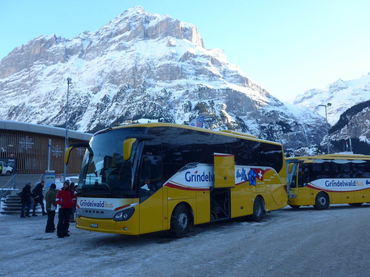 (187'283) - AVG Grindelwald - Nr. 22/BE 92'977 - Setra am 24. Dezember 2017 beim Bahnhof Grindelwald