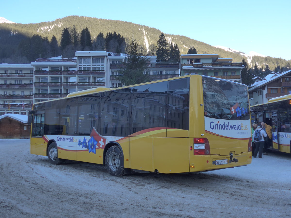 (187'310) - AVG Grindelwald - Nr. 20/BE 349'361 - MAN/Gppel am 24. Dezember 2017 beim Bahnhof Grindelwald