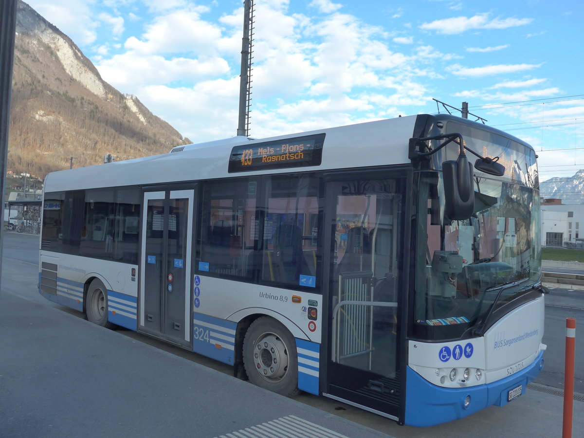 (187'433) - BSW Sargans - Nr. 324/SG 220'035 - Solaris am 26. Dezember 2017 beim Bahnhof Sargans