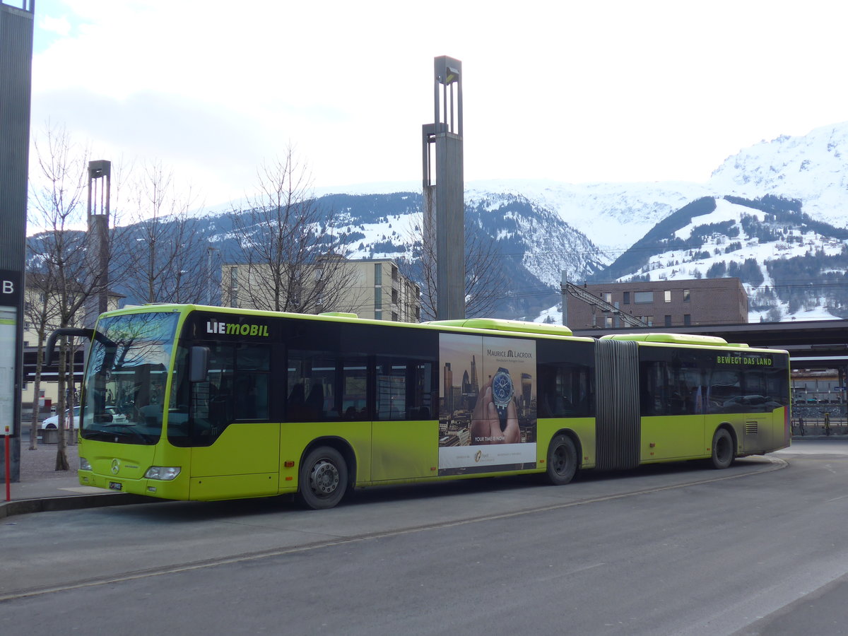 (187'440) - Aus Liechtenstein: LBA Vaduz - Nr. 52/FL 39'852 - Mercedes am 26. Dezember 2017 beim Bahnhof Sargans