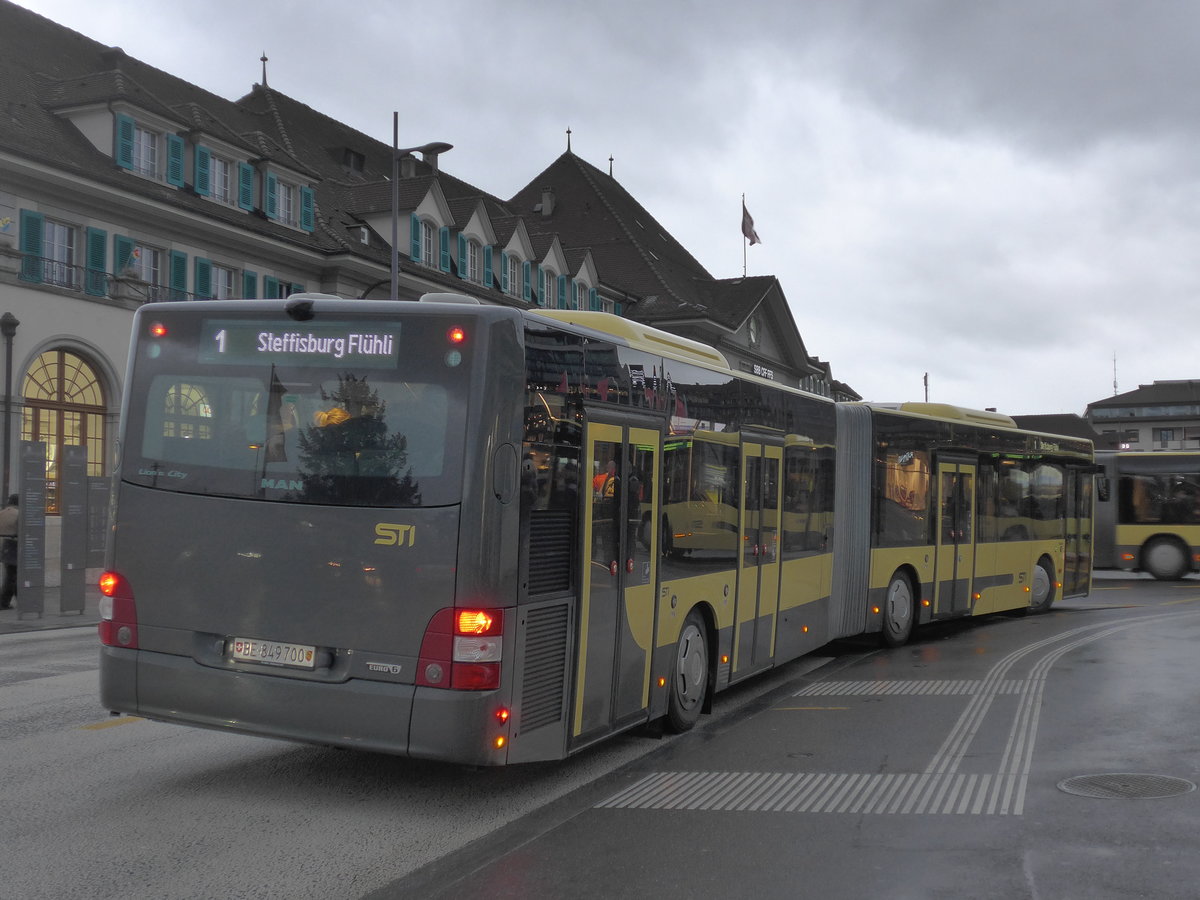 (187'486) - STI Thun - Nr. 700/BE 849'700 - MAN am 30. Dezember 2017 beim Bahnhof Thun