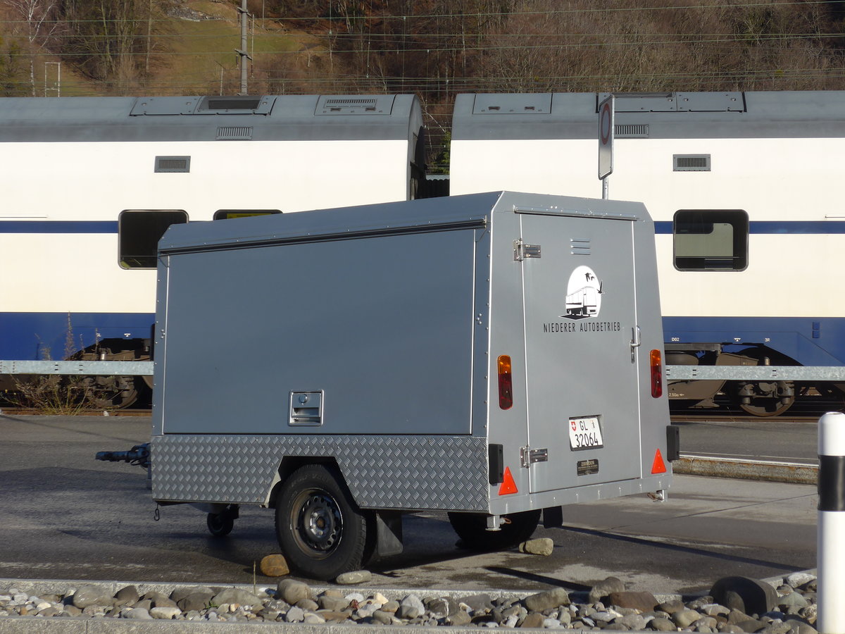 (187'517) - Niederer, Filzbach - GL 32'064 - Zbinden Gepckanhnger am 31. Dezember 2017 beim Bahnhof Ziegelbrcke