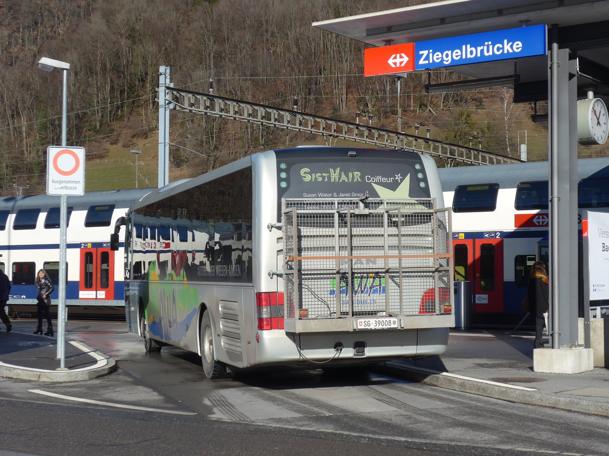 (187'526) - AWA Amden - Nr. 8/SG 39'008 - MAN am 31. Dezember 2017 beim Bahnhof Ziegelbrcke