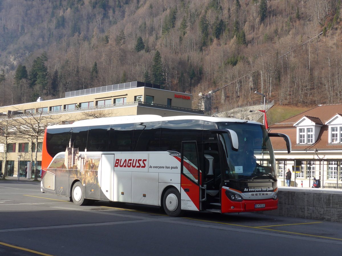 (187'904) - Aus der Slowakei: Blaguss, Bratislava - Nr. 46'505/BL-793JE - Setra am 8. Januar 2018 beim Bahnhof Interlaken Ost