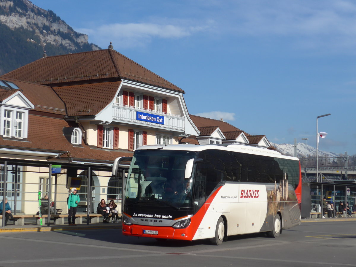 (187'906) - Aus der Slowakei: Blaguss, Bratislava - Nr. 46'505/BL-793JE - Setra am 8. Januar 2018 beim Bahnhof Interlaken Ost