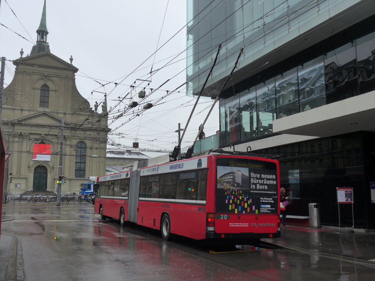 (188'626) - Bernmobil, Bern - Nr. 20 - NAW/Hess Gelenktrolleybus am 15. Februar 2018 beim Bahnhof Bern