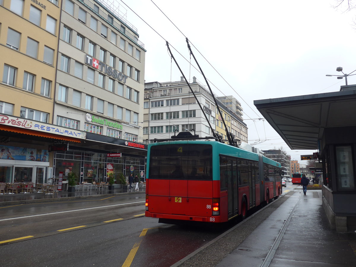 (188'731) - VB Biel - Nr. 88 - NAW/Hess Gelenktrolleybus am 15. Februar 2018 beim Bahnhof Biel