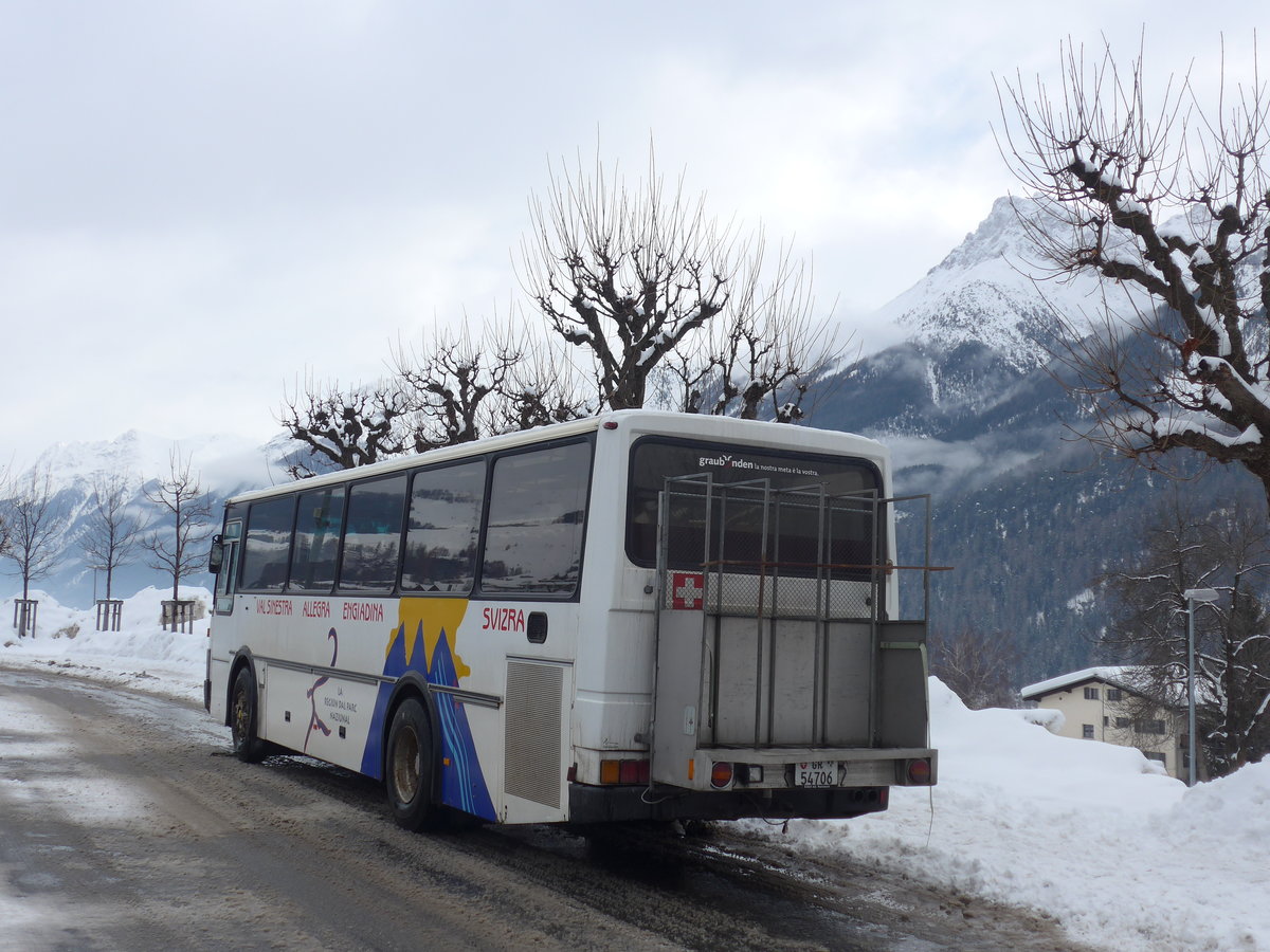 (188'745) - Kurhaus Val Sinestra, Sent - GR 54'706 - Mercedes/Lauber (ex Balzarolo, Poschiavo; ex Semadeni, Poschiavo; ex Kasper, Poschiavo) am 16. Februar 2018 beim Bahnhof Scuol-Tarasp