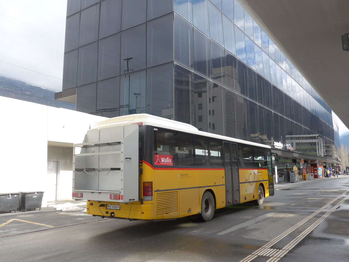 (188'874) - Autotour, Visp - VS 63'800 - Setra am 18. Februar 2018 beim Bahnhof Visp