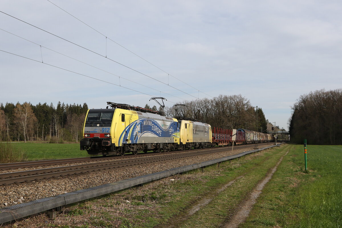 189 912 und 189 902 mit einem gemischten Gterzug aus Mnchen kommend am 26. Mrz 2024 bei Brannenburg im Inntal.