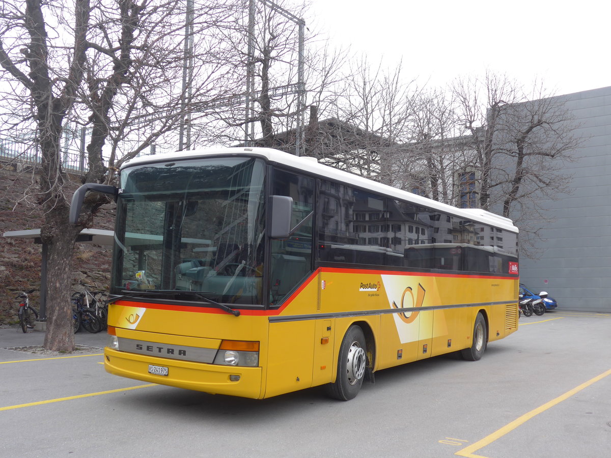 (189'042) - PostAuto Wallis - VS 241'975 - Setra am 3. Mrz 2018 beim Bahnhof Brig