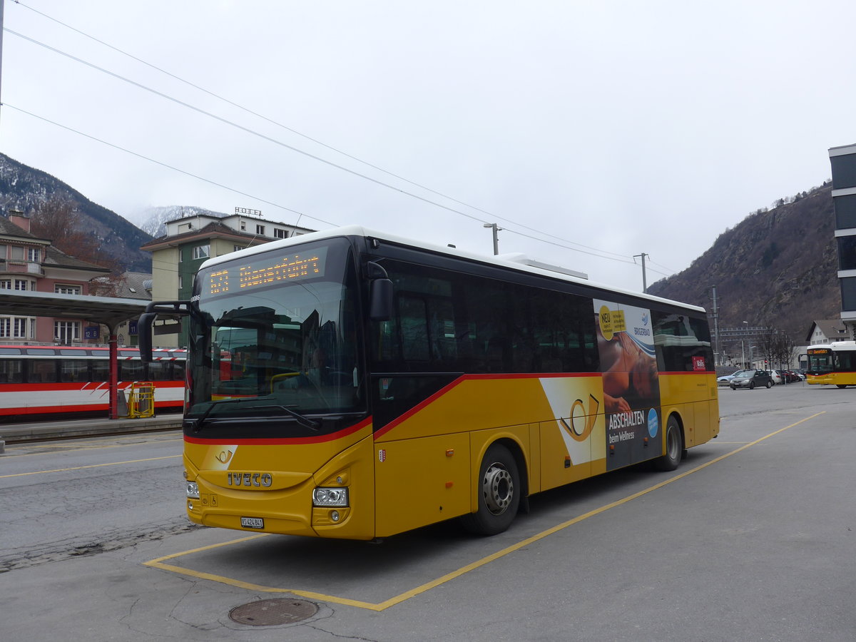 (189'045) - PostAuto Wallis - VS 424'841 - Iveco am 3. Mrz 2018 beim Bahnhof Brig