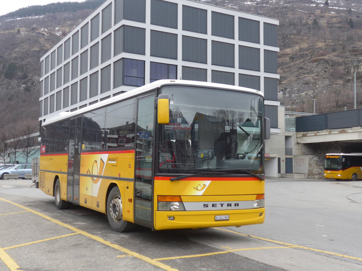 (189'048) - PostAuto Wallis - VS 241'969 - Setra (ex Zerzuben, Visp-Eyholz Nr. 62; ex PostAuto Wallis) am 3. Mrz 2018 beim Bahnhof Brig