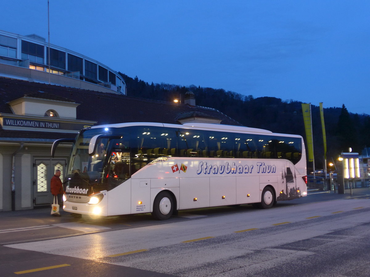 (189'124) - Straubhaar, Thun - Nr. 6/BE 555'977 - Setra am 8. Mrz 2018 beim Bahnhof Thun