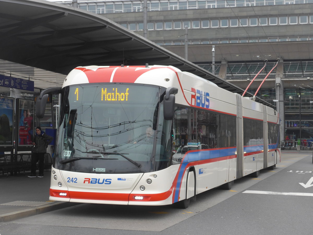 (189'315) - VBL Luzern - Nr. 242 - Hess/Hess Doppelgelenktrolleybus am 17. Mrz 2018 beim Bahnhof Luzern