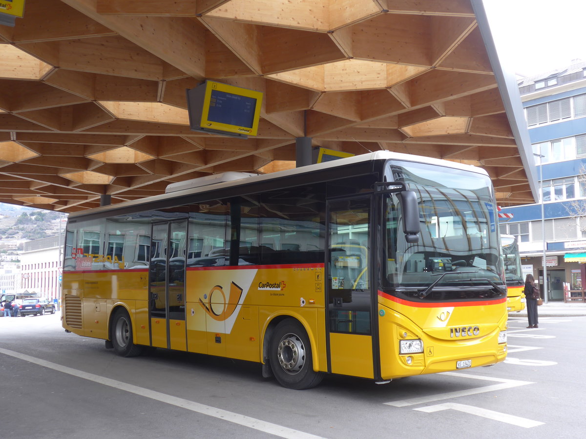 (189'752) - Evquoz, Erde - VS 13'423 - Iveco am 30. Mrz 2018 beim Bahnhof Sion