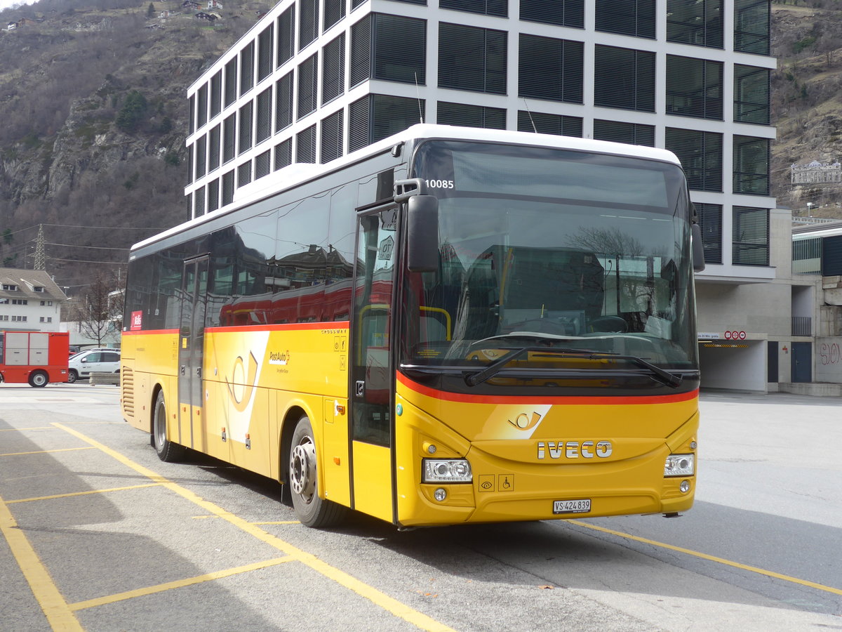 (189'775) - PostAuto Wallis - VS 424'839 - Iveco am 30. Mrz 2018 beim Bahnhof Brig