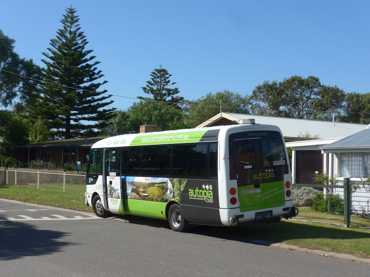 (190'202) - Autopia Tours, Williamstown - BS01 YW - Mitsubishi am 18. April 2018 in Tooradin