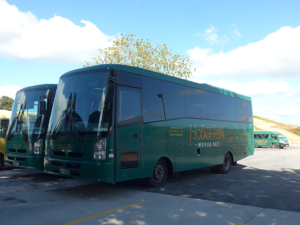 (190'853) - Hobbiton, Matamata - Nr. 9/JFS144 - Isuzu/KiwiBus am 22. April 2018 in Hinuera, Hobbiton