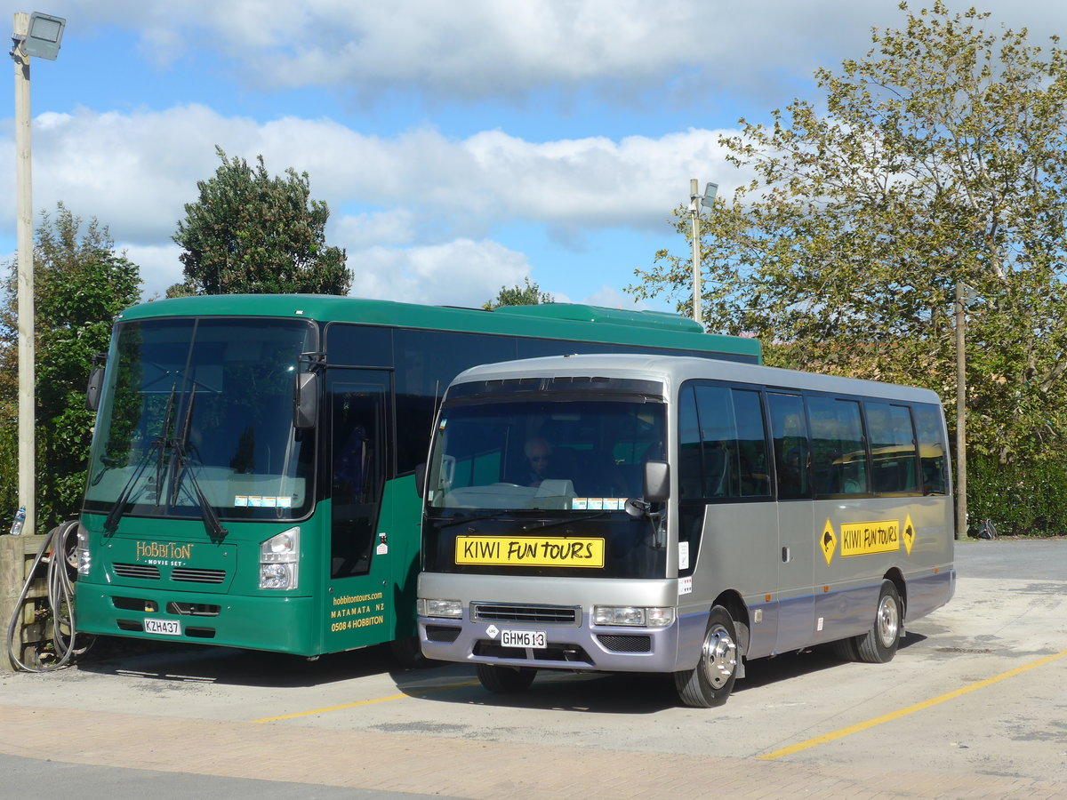 (190'861) - Kiwi Fun Tours, Auckland - GHM613 - Toyota am 22. April 2018 in Hinuera, Hobbiton