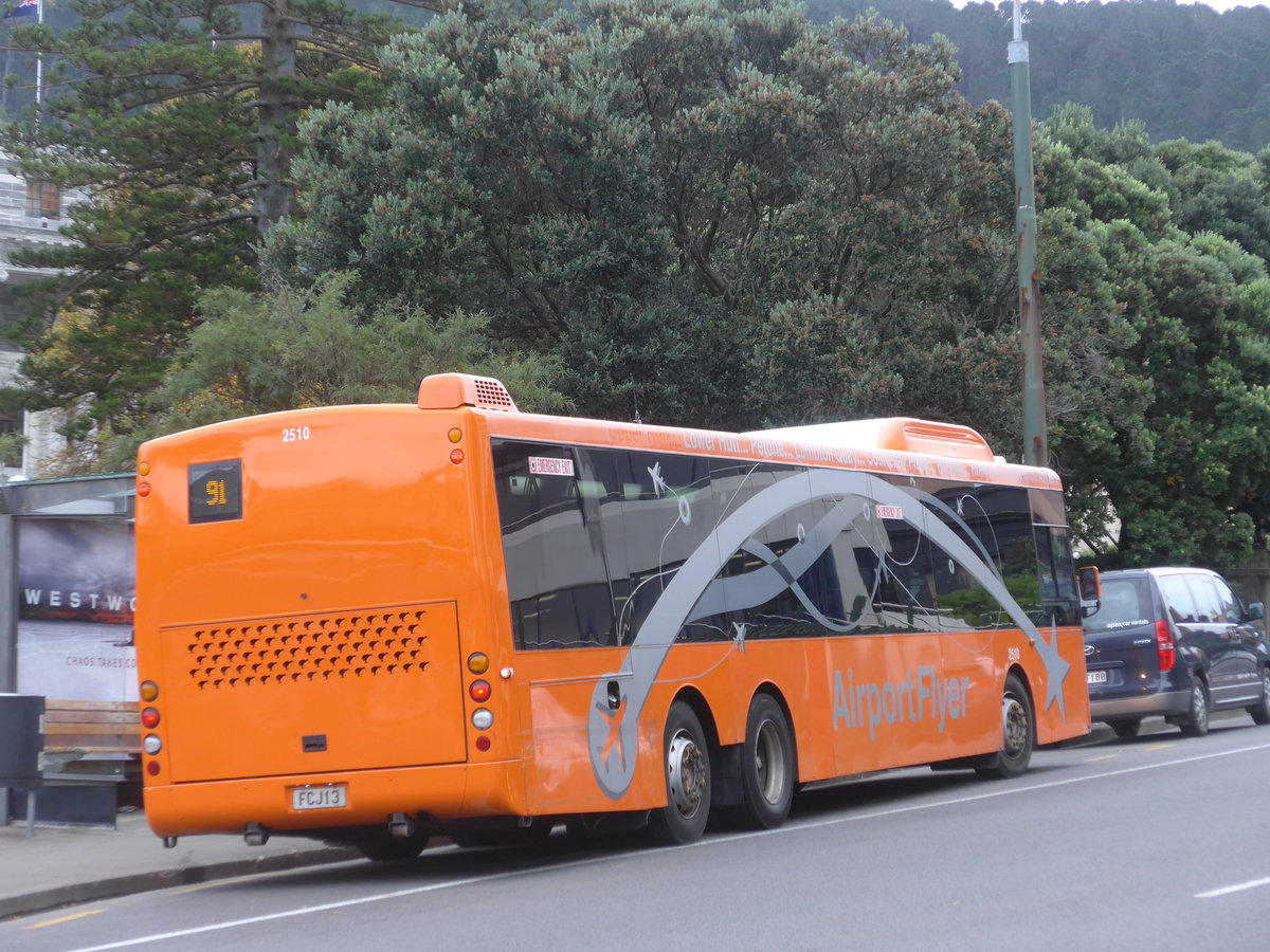 (191'645) - Airport Flyer, Wellington - Nr. 2510/FCJ13 - Scania/KiwiBus am 27. April 2018 beim Bahnhof Wellington