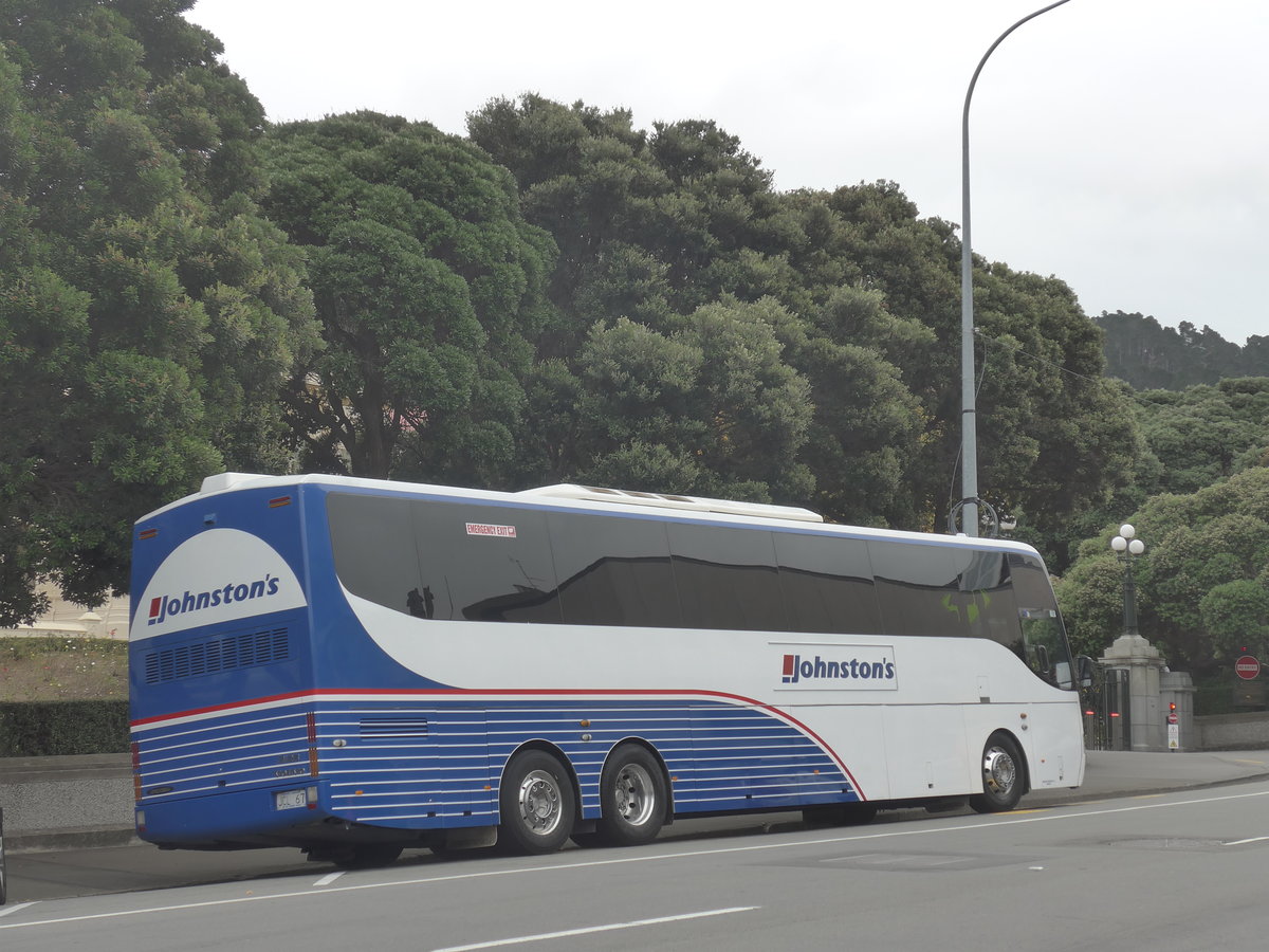 (191'648) - Johnston's, Auckland - Nr. 1267/JCL67 - Volvo/Coach Design am 27. April 2018 beim Bahnhof Wellington